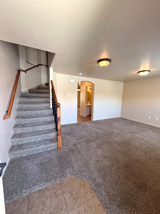 Building Photo - Fossil Hills Townhomes 3 Bed 2.5 Bath
