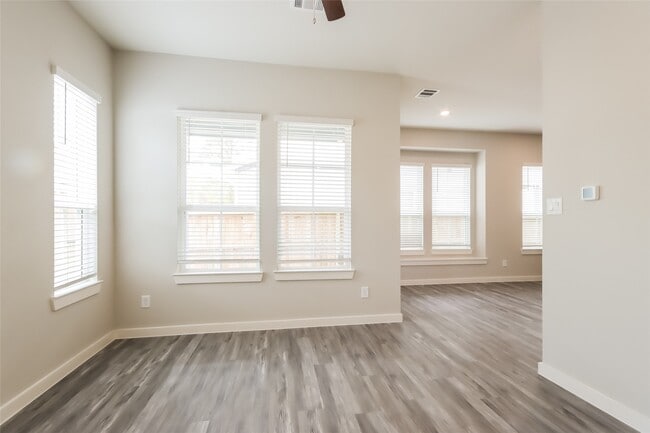 Building Photo - 9835 Willow Creek Commerce Dr