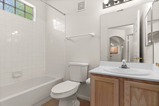 Building Photo - Beautiful 2 Bed 2 Bath ground floor condo ...