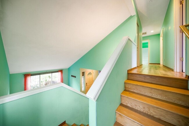 Building Photo - 5 Bed 2.5 Bath Spacious House For Rent In Poulsbo!!!