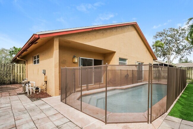 Building Photo - 6642 NW 42nd Ave