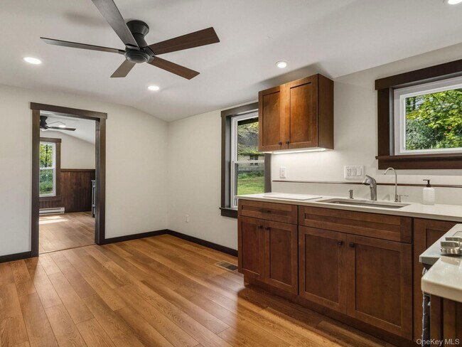 Building Photo - 5 Riverby Ln