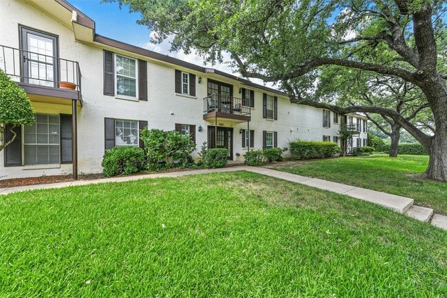 Building Photo - 4002 Ridglea Country Club Dr