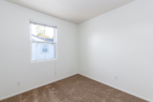 Building Photo - 3 bedroom townhome located In Rancho Carri...