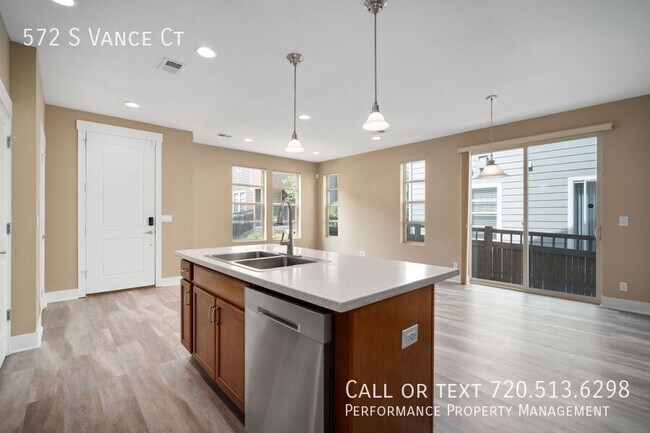 Building Photo - 572 S Vance St