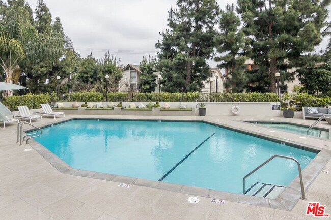 Building Photo - 8787 Shoreham Dr