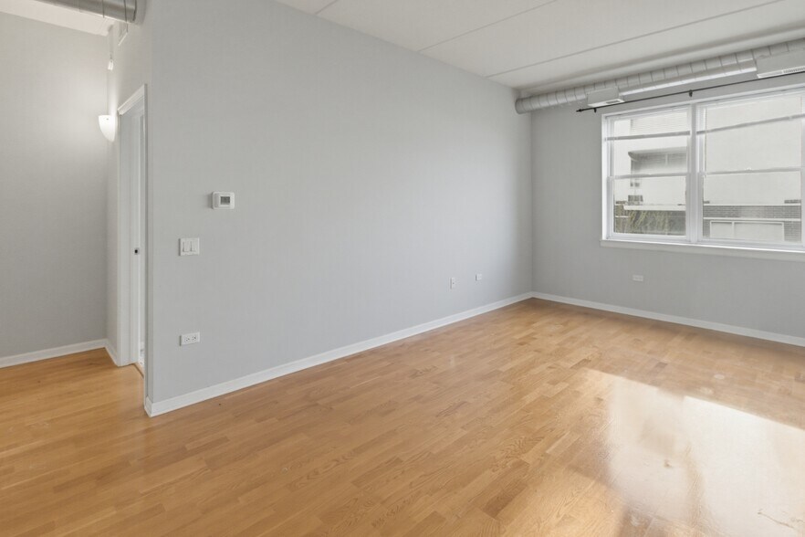 Building Photo - 873 N Larrabee St