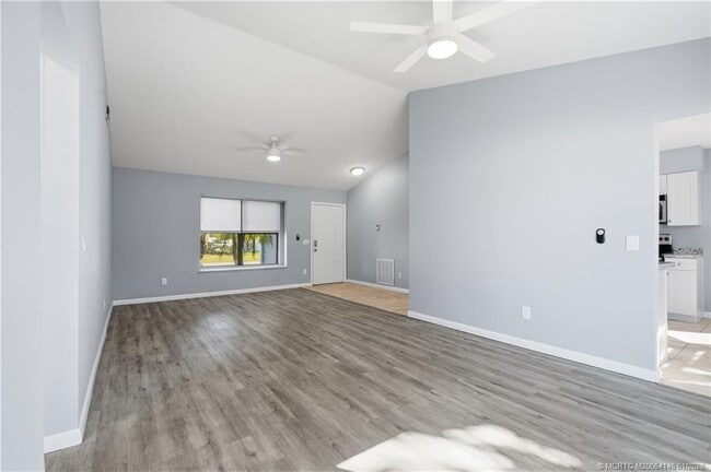 Building Photo - 1074 SW Jennifer Terrace