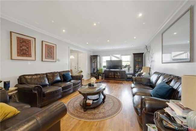 Building Photo - 570 N Barry Ave