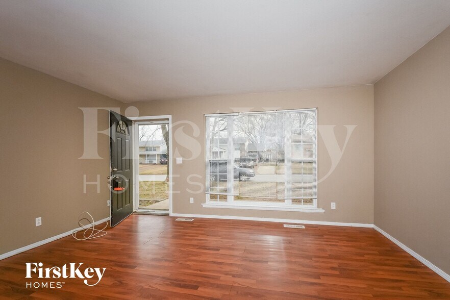 Building Photo - 5323 Ville-Cecelia Ln