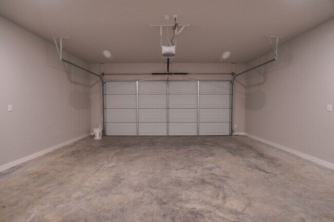 Building Photo - 4 bedroom 3.5 bath home!