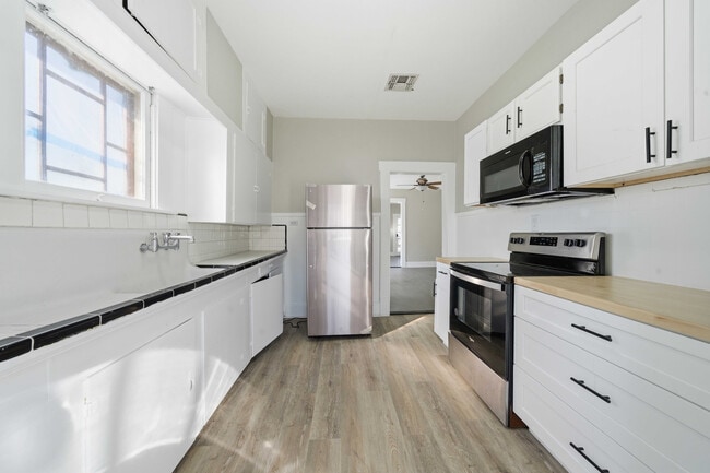 Building Photo - 122 Biering St