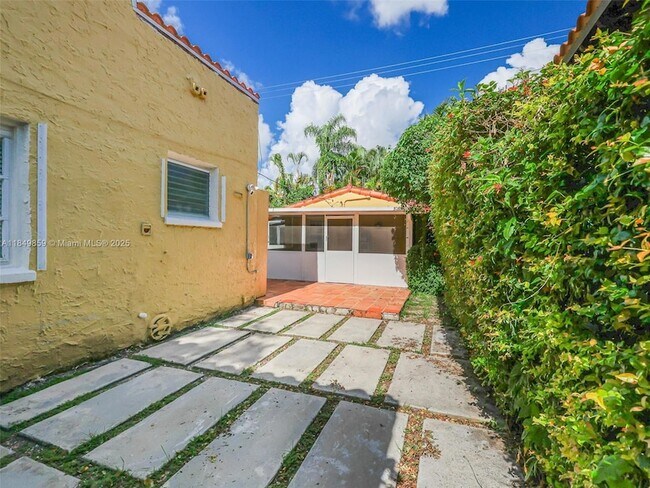 Building Photo - 1214 Madrid St