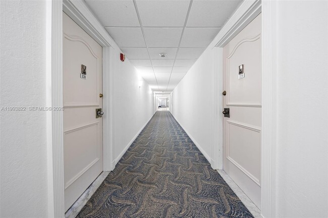 Building Photo - 500 Bayview Dr