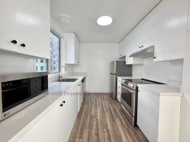 Building Photo - Bright Shelter Bay Condo with Water Views!