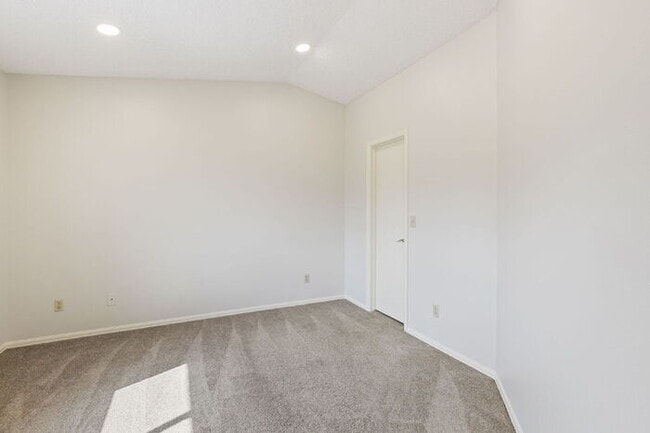 Building Photo - Conveniently Located Townhome with Garage ...
