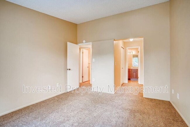 Building Photo - 979 S Miller St