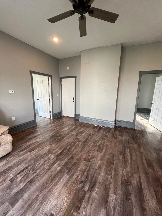 Building Photo - 532 Otter Ave