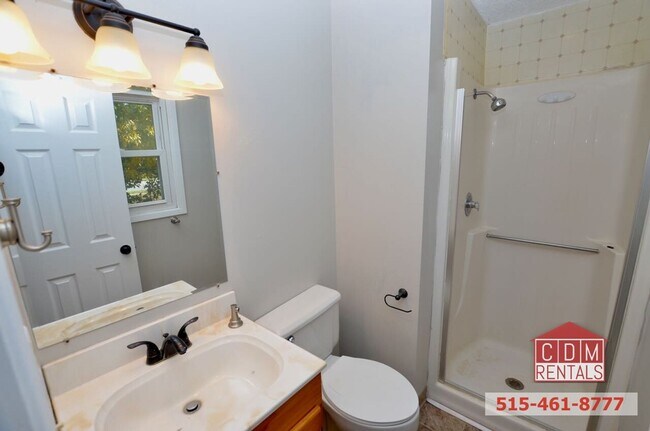 Building Photo - Wonderful Urbandale Home