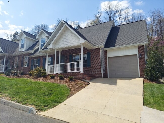 Building Photo - 3 bedroom + loft & 2.5 bedroom  in gated community