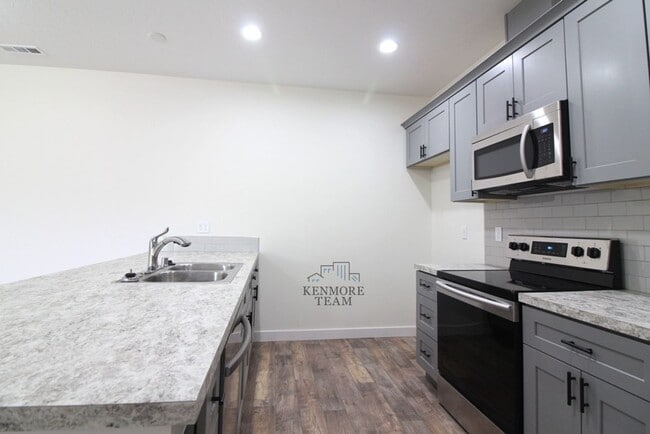 Building Photo - 3 Bedroom, 2.5 Bath + Flex Room Townhome in Kennewick