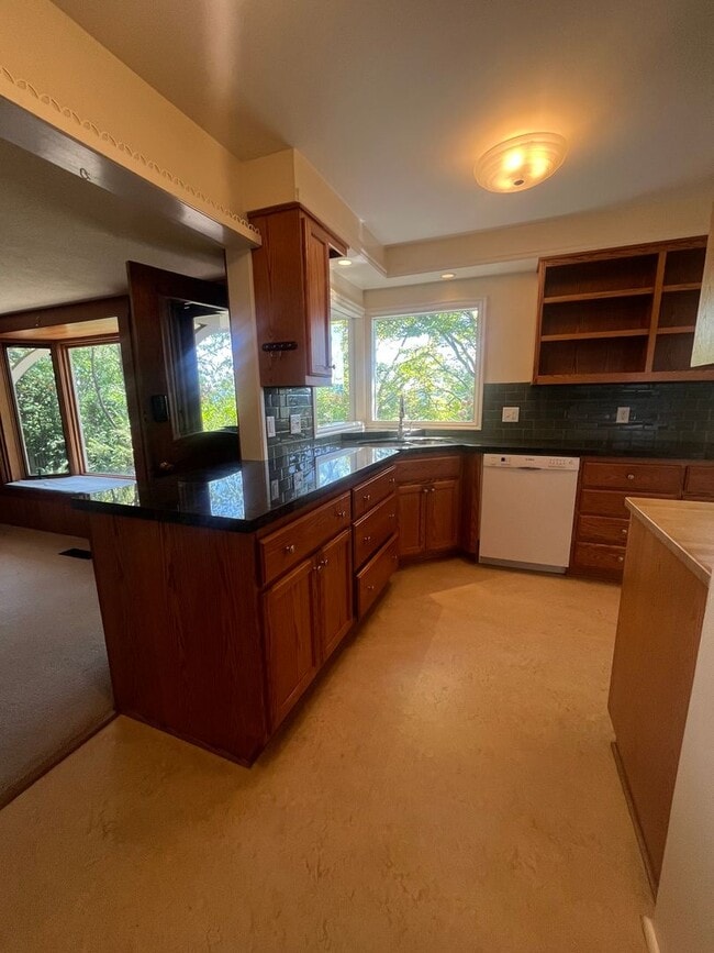 Building Photo - 3- Bedroom 2.5-Bathroom Gardening paradise...