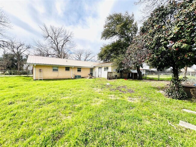 Building Photo - 210 2nd St