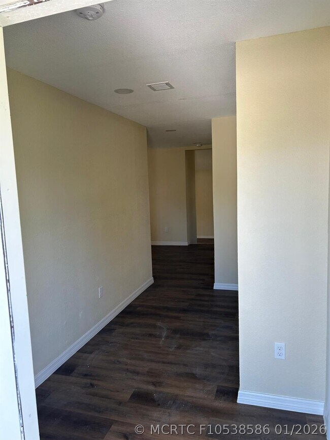 Building Photo - 371 Banyan Ave