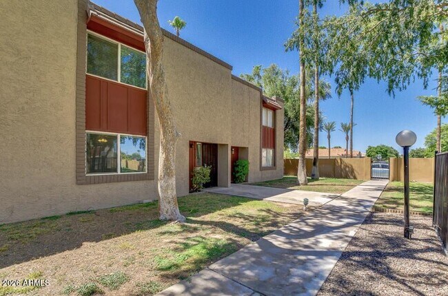 Building Photo - 8303 E Thomas Rd