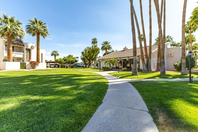 Building Photo - 7350 N Vía Paseo Del Sur