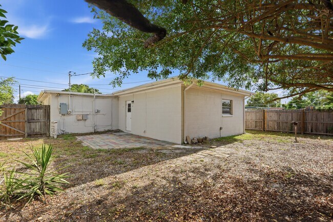 Building Photo - 10568 117 Dr N