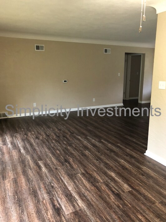 Building Photo - 707 25th St SE