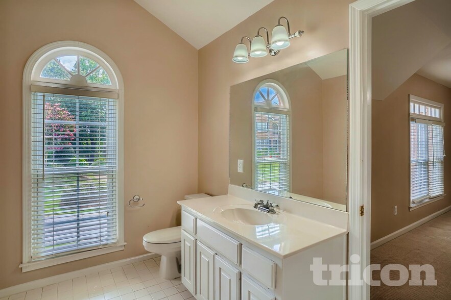 Building Photo - 2207 Lullwater Dr