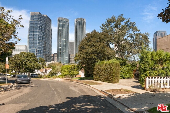 Building Photo - 2056 Kerwood Ave