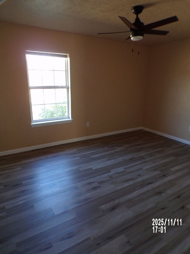 Building Photo - home located close to Bishop School District