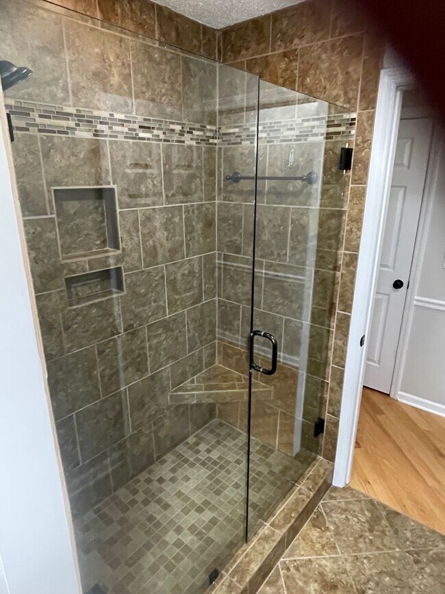 Building Photo - $350 Off First Month! Great 1 bedroom 1 bath located in a great area of NW Cleveland! Leasing Spe...