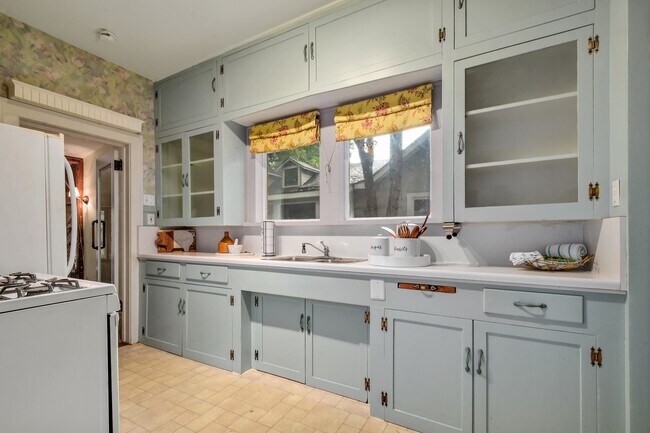 Kitchen - 220 Corona Ave