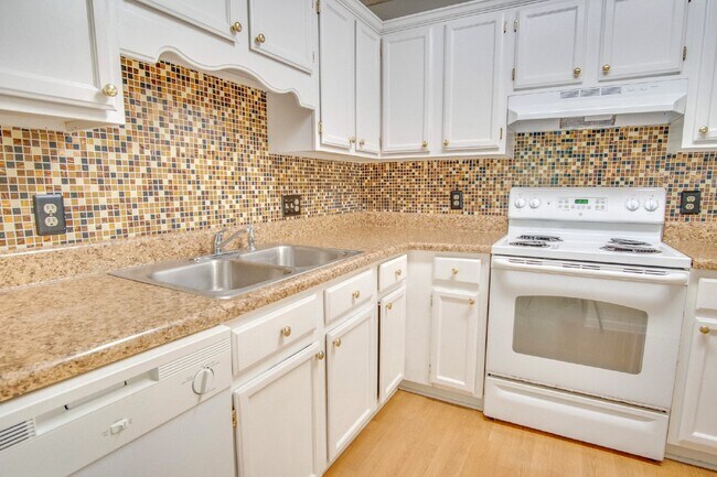 Building Photo - North Pensacola 3BR/2BA Home Near UWF Featuring Vaulted Ceilings & Privacy-Fenced Backyard