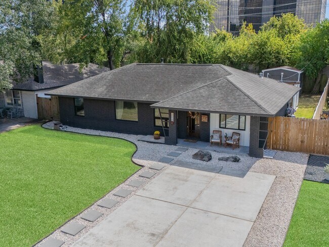 Building Photo - 1119 W 30th St