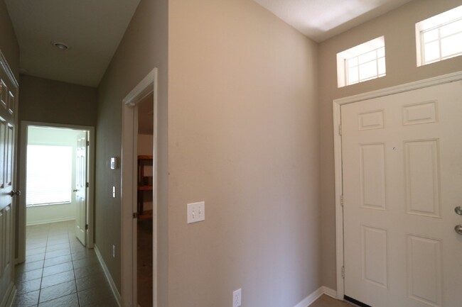 Building Photo - Beautiful 4 Bed 2 Bath 2 car garage in Sou...