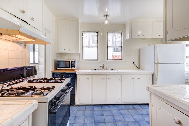 Building Photo - 556 Radcliffe Ave