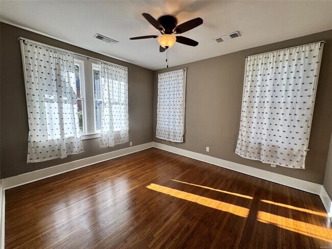 Building Photo - 2237 Winona Ave