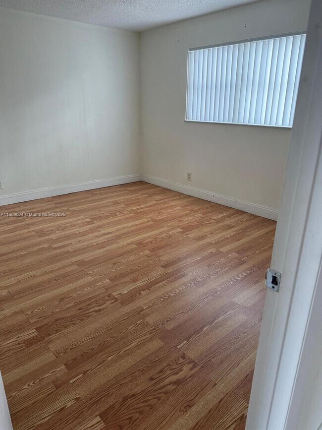 Building Photo - 7960 N Colony Cir