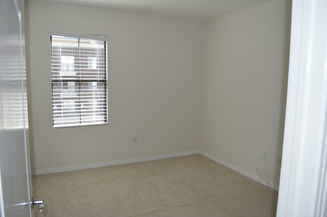 Building Photo - Beautiful 2/2 DOMA Little Italy Condo with...