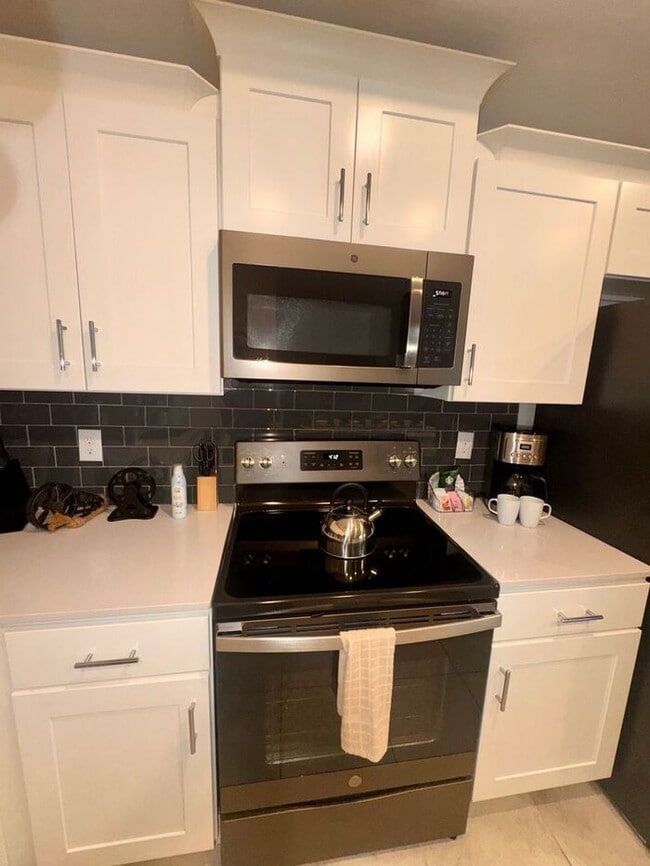 Building Photo - Fully Furnished 2/2 Luxury Storey Lake Condo near Disney with a Stunning Balcony Viiew!