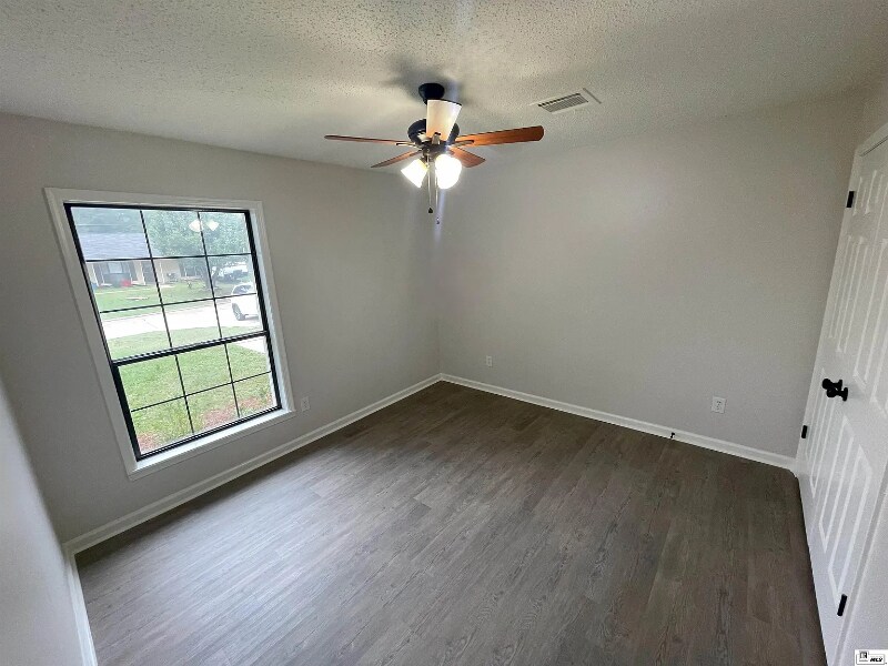 Building Photo - 121 Clearwater Cir