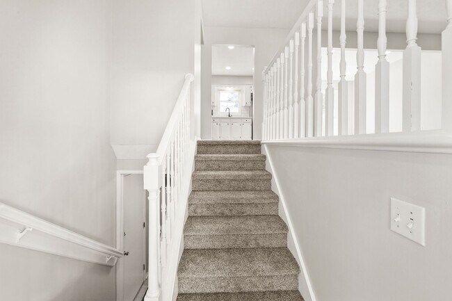 Building Photo - Stylish 3-Bed, 2-Bath Renovated Home with Granite Counters, 2-Car Garage & Large Fenced Yard in O...