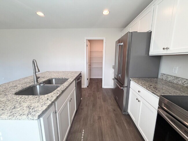 Building Photo - Four Bedroom Home in Heritage New Riverside!