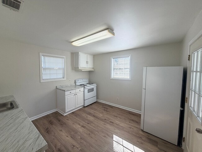 Building Photo - Charming home Close to VSU