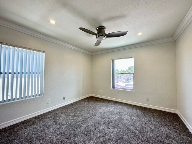 Building Photo - North Park/Hillcrest- Modern and Spacious 2 Bedroom with 2 Car Garage, Washer/Dryer and AC.